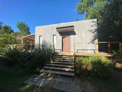 Alquiler anual de casa dos dormitorios, dos baños, y apartamento de huéspedes.
