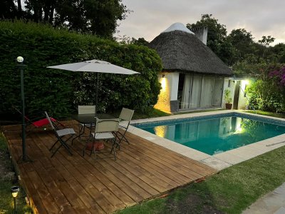 Alquiler anual y temporada de casa 4 dormitorios y piscina en Pinares Punta del Este