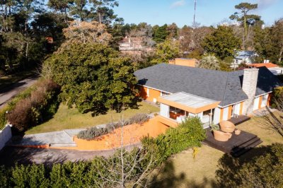 Alquiler anual y venta de espectacular casa de 5 dormitorios y piscina en cantegril Punta del Este