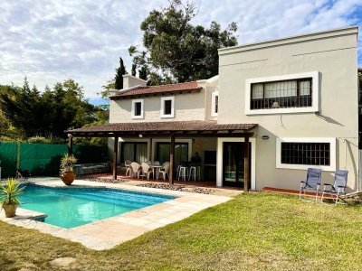 Alquiler anual y temporada de casa 4 dormitorios con piscina en Marly Punta del Este