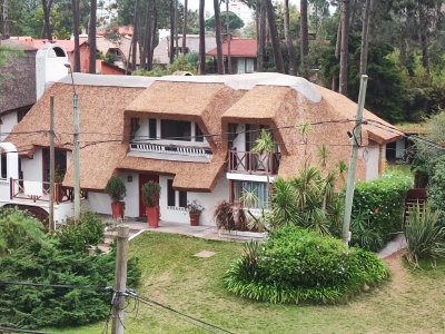 Alquiler de temporada y venta de casa en Pinares de 3 dormitorios a 400 m del mar 