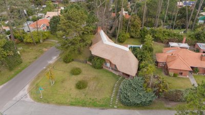 Venta de hermosa casa estilo Quinchado a 200 m de Playa mansa en Pinares de 4 dormitorios y piscina 