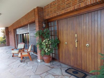 Venta y alquiler anual de casa de 4 dormitorios a 200 m de playa mansa 