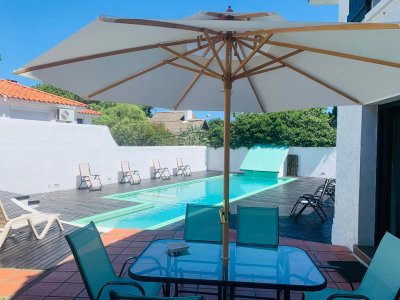 Alquiler de temporada de casa 3 dormitorios y dependencia en las delicias Punta del este con piscina 