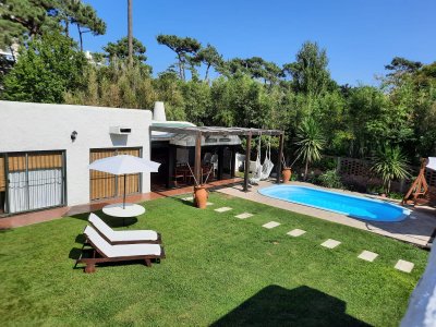 Venta y alquiler anual de hermosa casa 4 dormitorios con piscina en El Barrio Cantegril Punta del Este