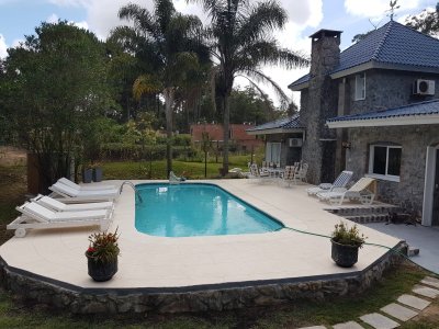 Alquiler anual y temporada de casa 4 dormitorios con piscina en Pinares punta del este