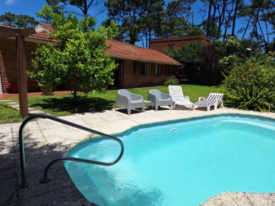 Casa en venta de 4 dormitorios y piscina en Pinares a 300 metros del mar