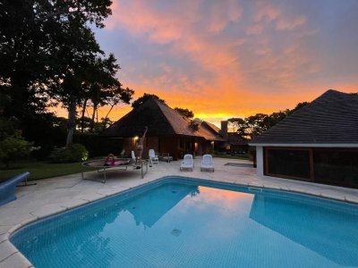 Alquiler temporada espectacular casa de 5 dormitorios y piscina climatizada en Lugano Punta del Este