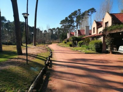Venta de casa 2 dormitorios en barrio privado Pinares con servicios 