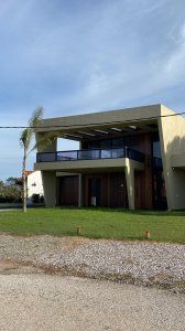 Alquiler temporada casa 3 dormitorios con Piscina y vista al Mar en Pinares