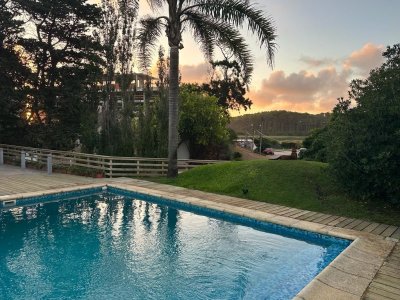 Alquiler anual y temporada de hermosa casa con piscina y vista a la laguna del diario de 3 dormitorios 