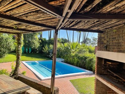 Venta casa 4 dormitorios a 200 metros de Playa mansa con piscina 