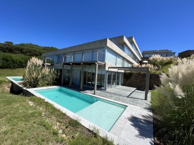 Alquiler de temporada y venta de apartamento 2 dormitorios a estrenar duplex con piscina propia y primera linea al mar en Punta Ballena 