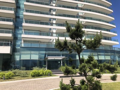 Alquiler invernal de hermoso apartamento de 2 dormitorios con vista al mar en playa mansa edificio full amenities