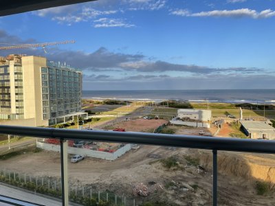 Amplio apartamento de 2 dormitorios con vista a Playa Brava