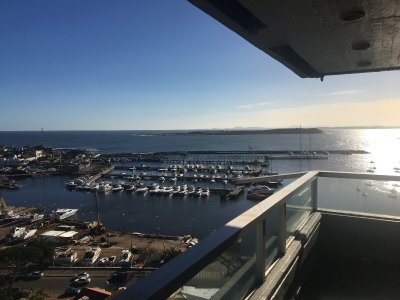 Excelente apartamento con vista al mar en península