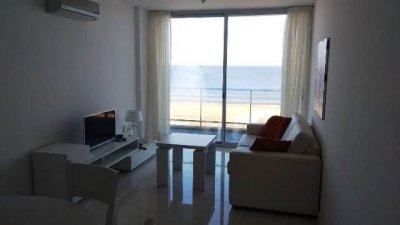 En venta apartamento en edificio con servicios. Primera lÃ­nea
