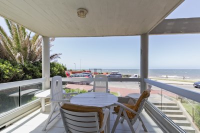 Departamento 3 dormitorios en venta, reciclado, frente al mar, Peninsula, Punta Del Este.