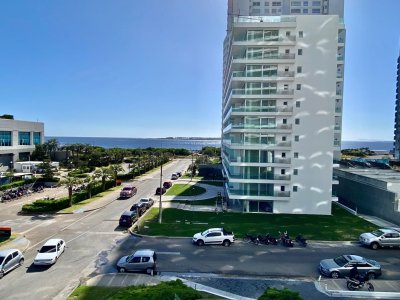 Hermoso apartamento esquinero en torre de categoría, 3 dormitorios en suite  