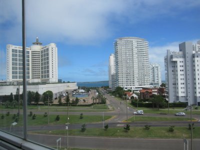 Amplia planta con vista al mar en edificio de primera categoría