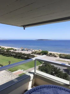 Apartamento en venta ubicado en primera lÃ­nea al mar y en paradas de la mansa de Punta del Este.