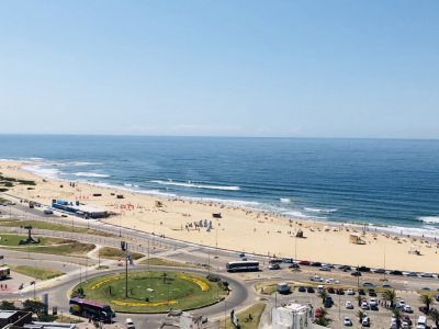 Apartamento con vista espectacular a playa mansa y Brava, piso alto