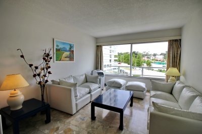 Se alquila apartamento de 2 y 1/2 dormitorios en playa mansa, Punta del Este.