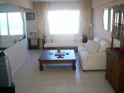 Pent house  ,vista al mar, excelente ubicacion ,2 cuadras playa mansa y 1 de Playa Brava