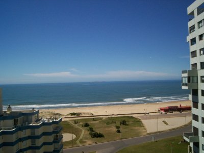 Frente a playa brava, y a 3 cuadras de Gorlero