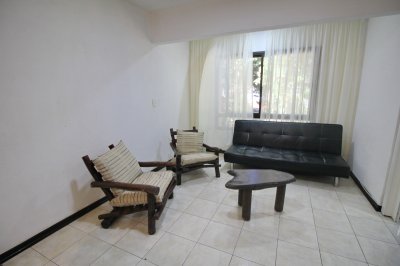 Alquilo apartamento anual, 1 dormitorio y garaje, cerca shopping, Punta del Este