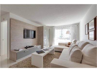 Departamento esquinero de 1 y 1/2 dormitorio con 1 baÃ±o totalmente amueblado y equipado. Con muy lindo equipamiento. 