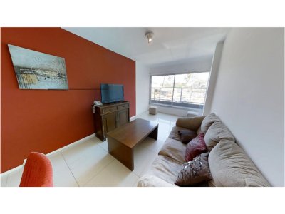 Apartamento en venta de 2 dormitorios, con servicios, en Punta del Este.