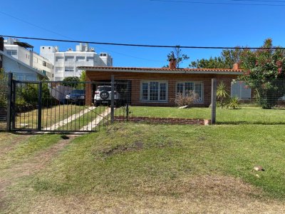 En venta.. casa en uno de los barrios mas lindos para vivir todo el año.. a 100 ms del mar.