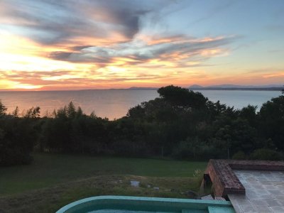 Hermosa casa, en el lomo de la ballena, con gran vista al mar