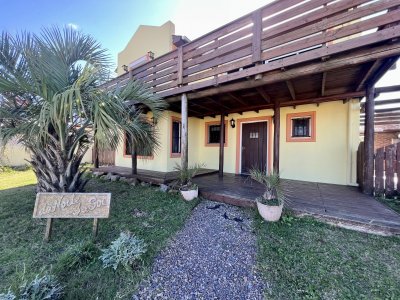 Casa de 4 dormitorios con hermosa vista al mar en Balneario Buenos Aires 