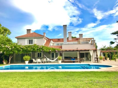 Espectacular residencia en una de las zonas mas cotizadas de Punta del Este, a metros del mar (Playa Brava).