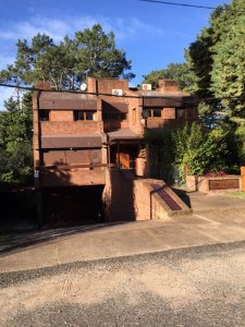 Se vende casa de 6 dormitorios en Punta del Este, zona Cantegril. Ideal para hostel.