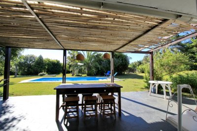  En alquiler!!  Hermosa casa en alquiler zona Pinares, cuenta con piscina y gran jardin.
