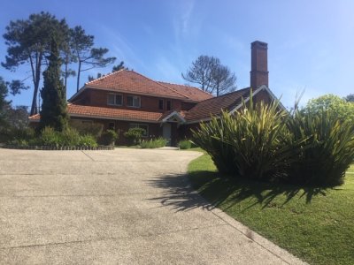 Excelente residencia en el corazon de Barrio Parque del Golf