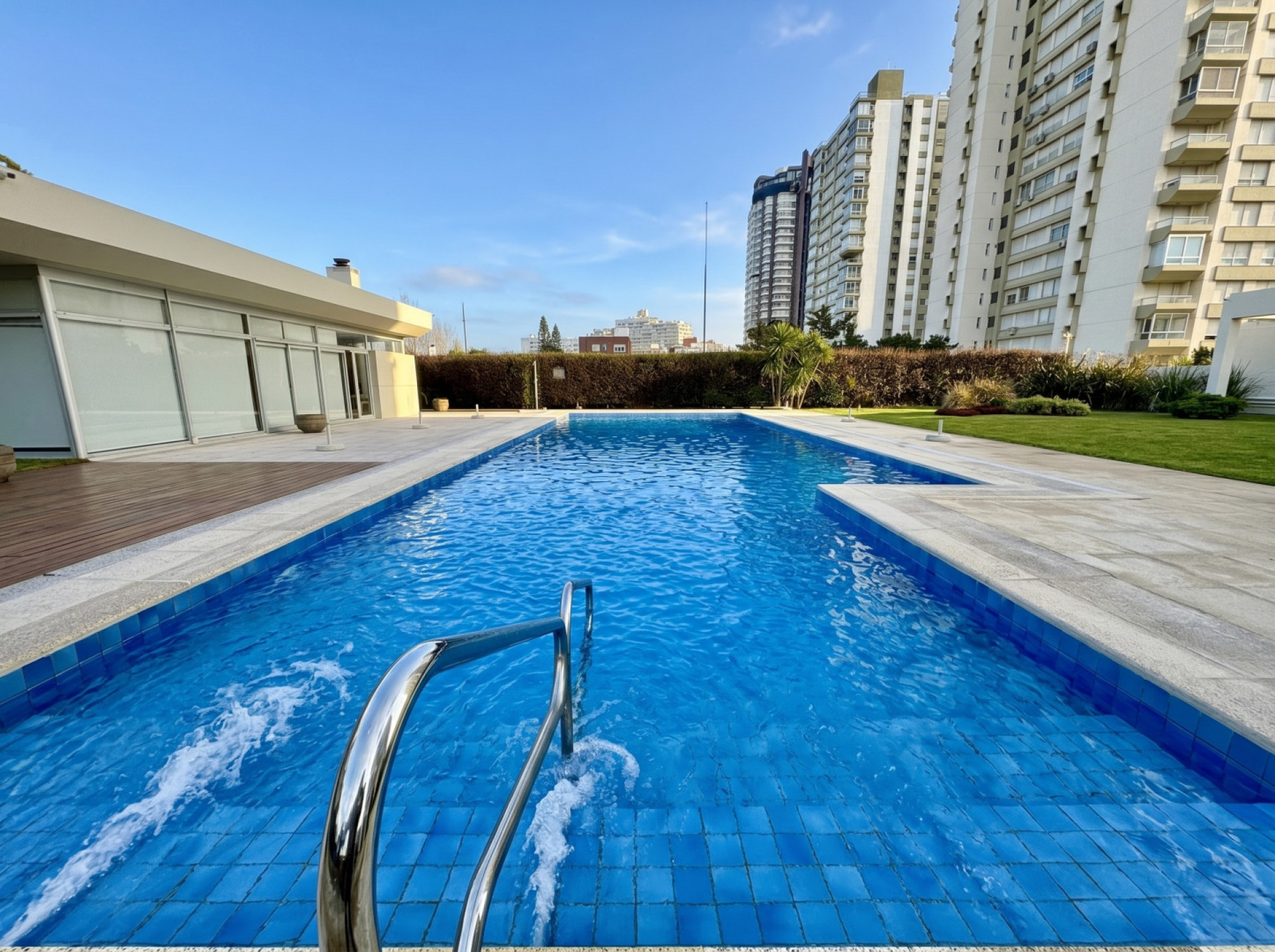 Fachada de Edificio Malecon l — Playa Mansa, Punta del Este