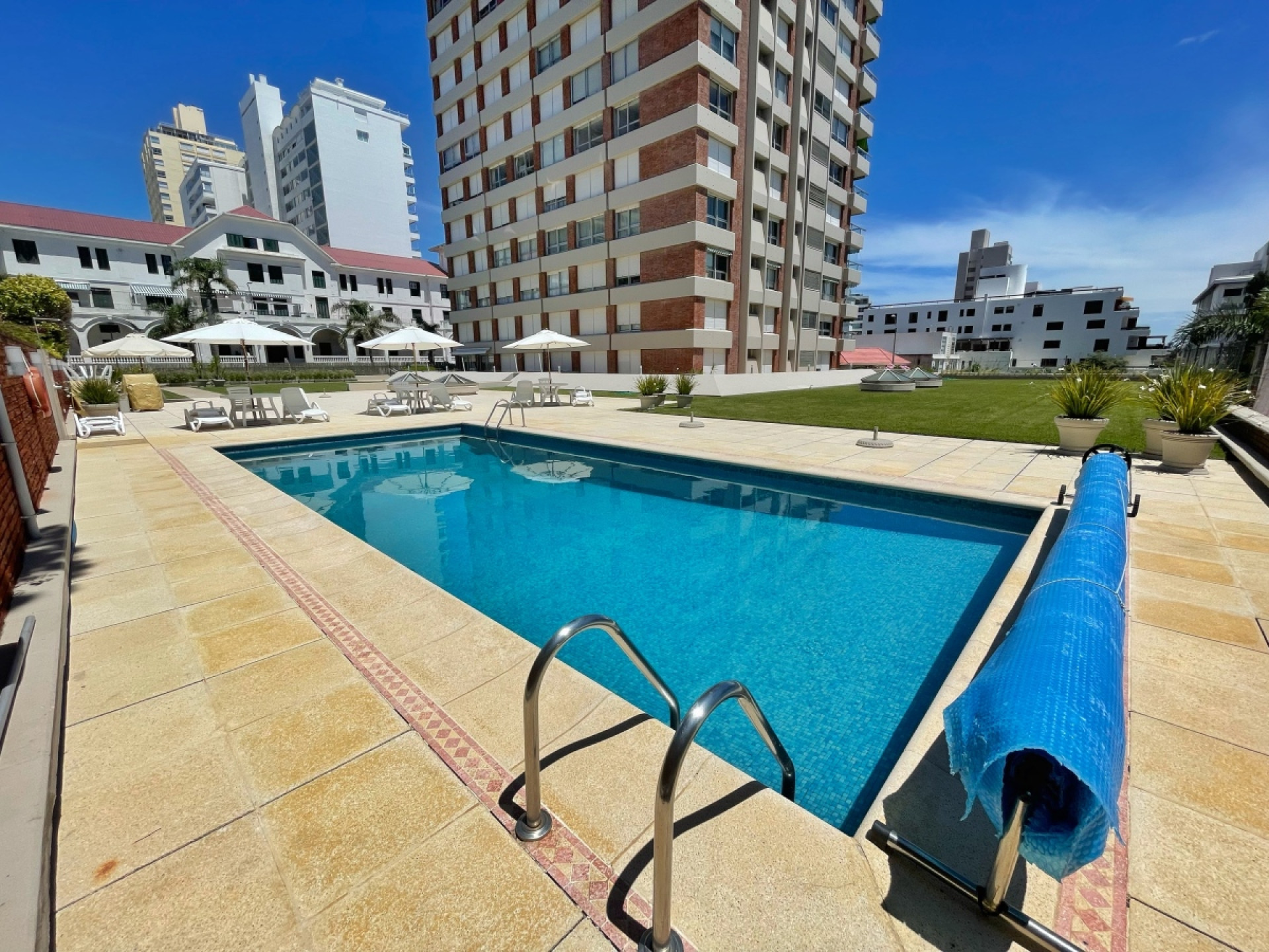 Fachada de Edificio La Caleta — Península, Punta del Este