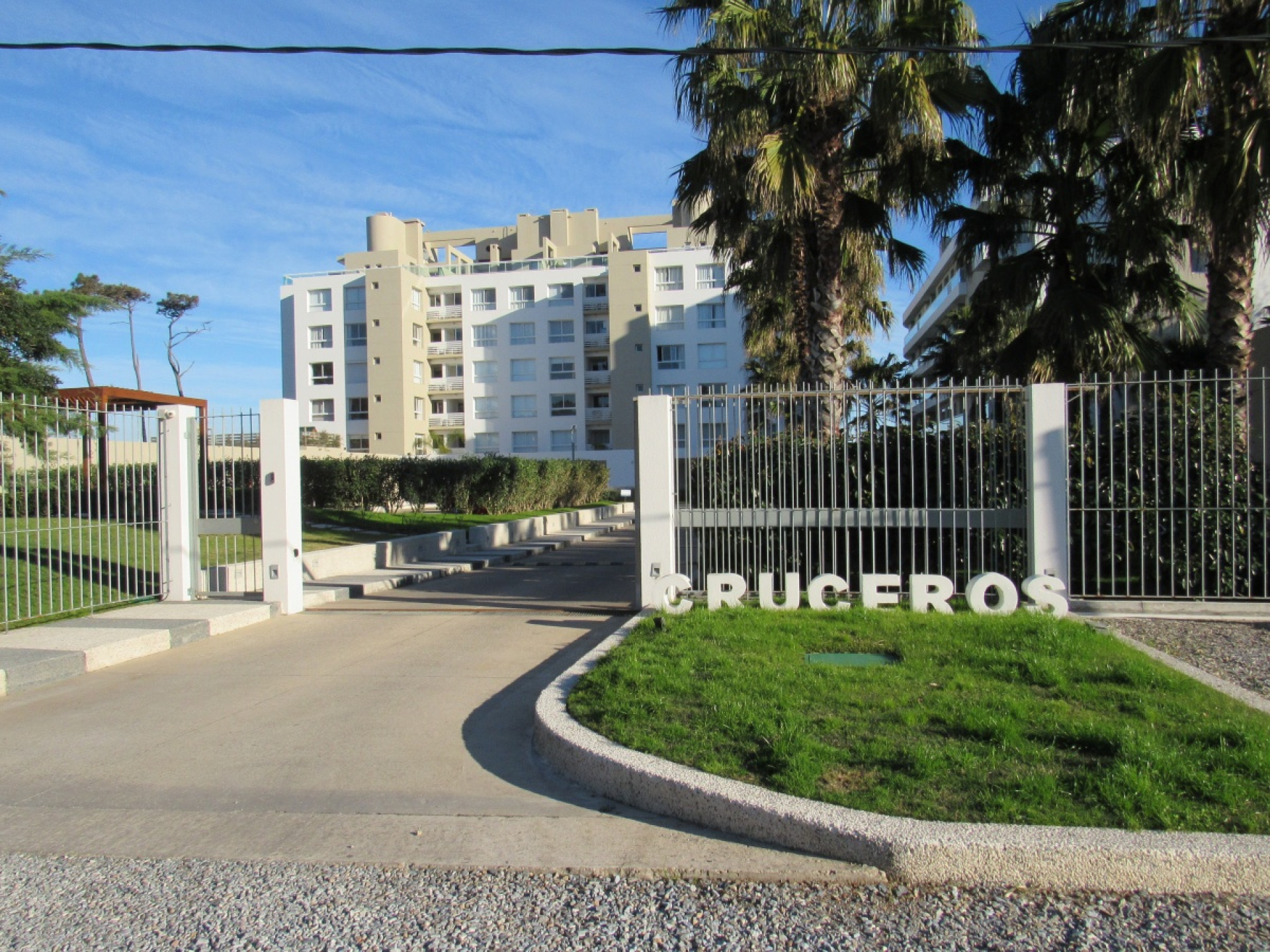 Fachada de Edificio Eros — Pinares, Punta del Este