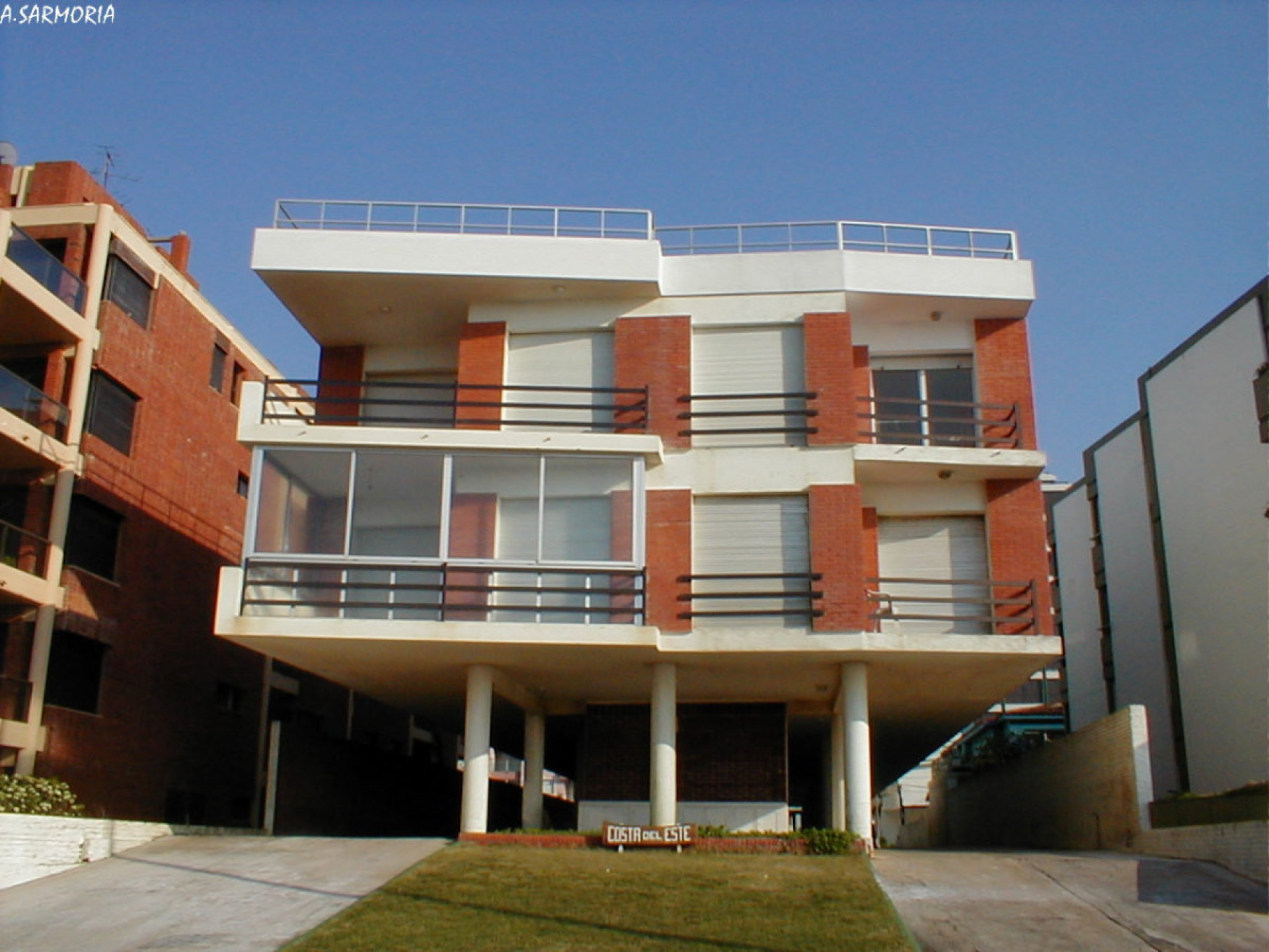 Fachada de Edificio Costa del Este — Península, Punta del Este