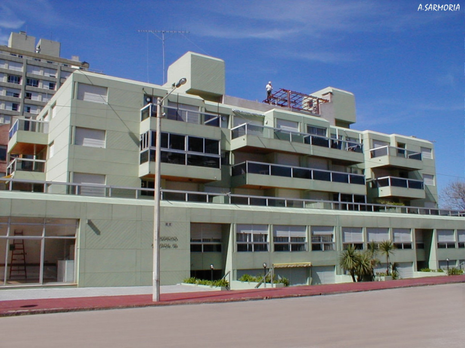 Fachada de Edificio Karol III — Península, Punta del Este
