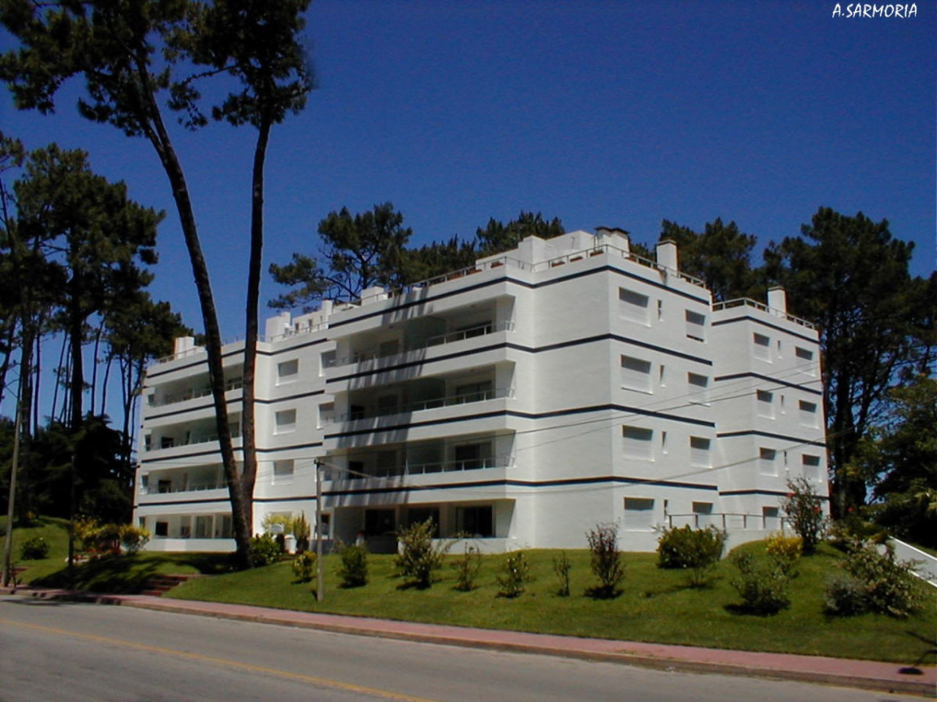 Fachada de Edificio La Foret — Playa Mansa, Punta del Este