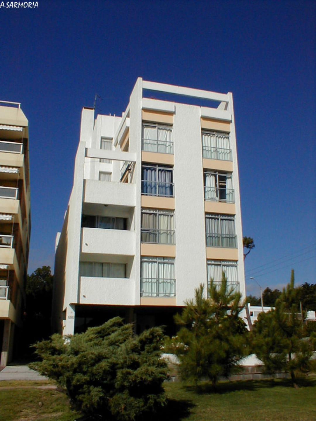 Fachada de Edificio Mikeron — Playa Mansa, Punta del Este