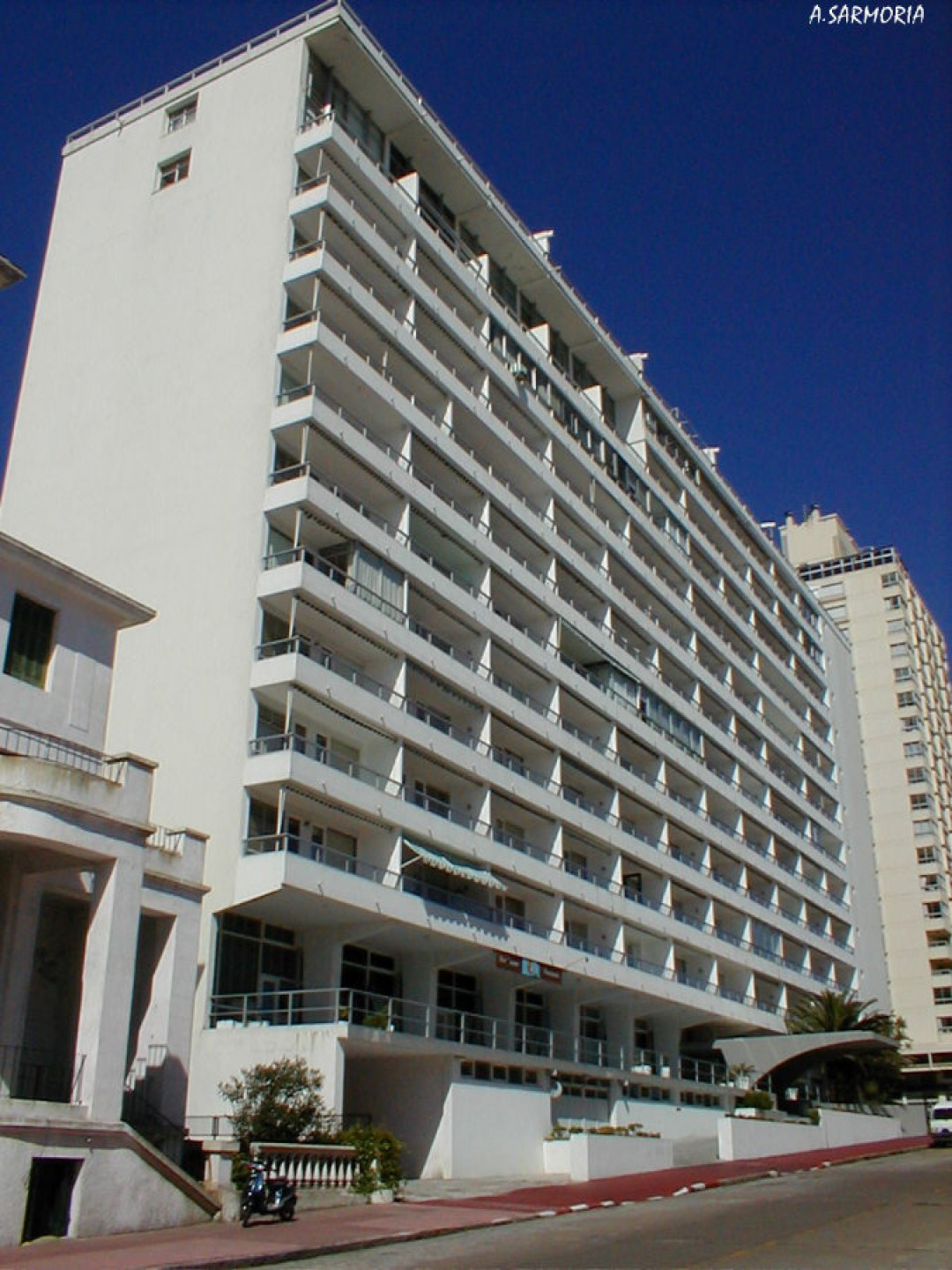 Fachada de Edificio Peninsula — Península, Punta del Este
