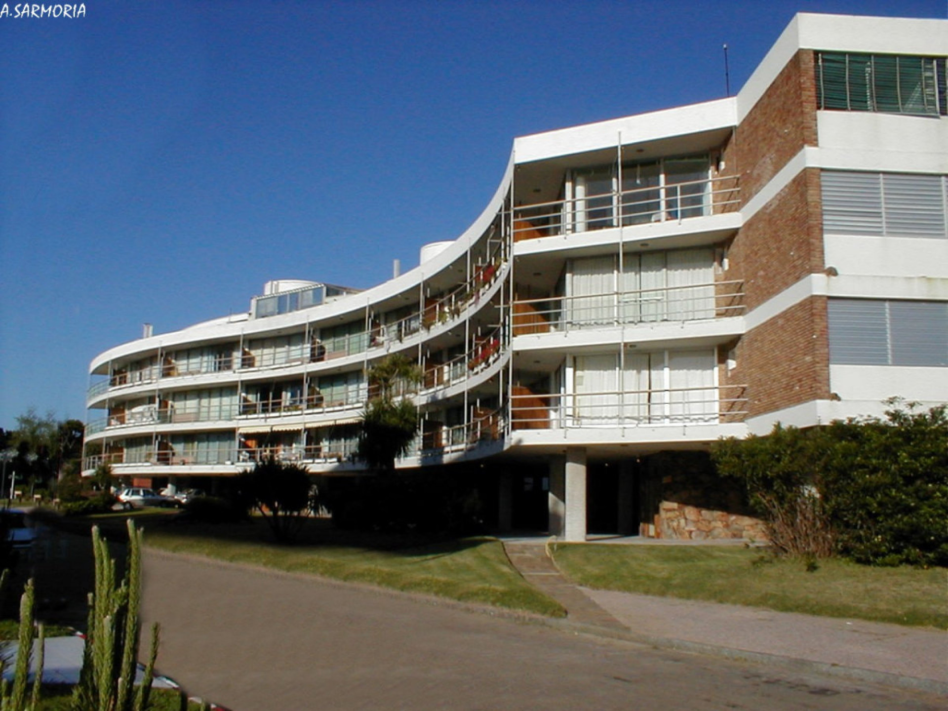 Fachada de Edificio Pine Beach — Playa Mansa, Punta del Este