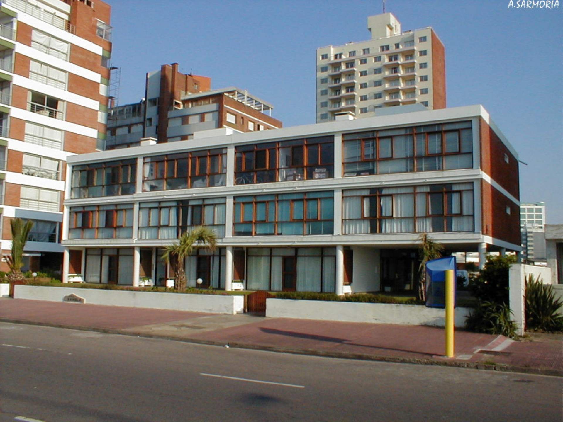 Fachada de Edificio Rambla — Playa Brava, Punta del Este