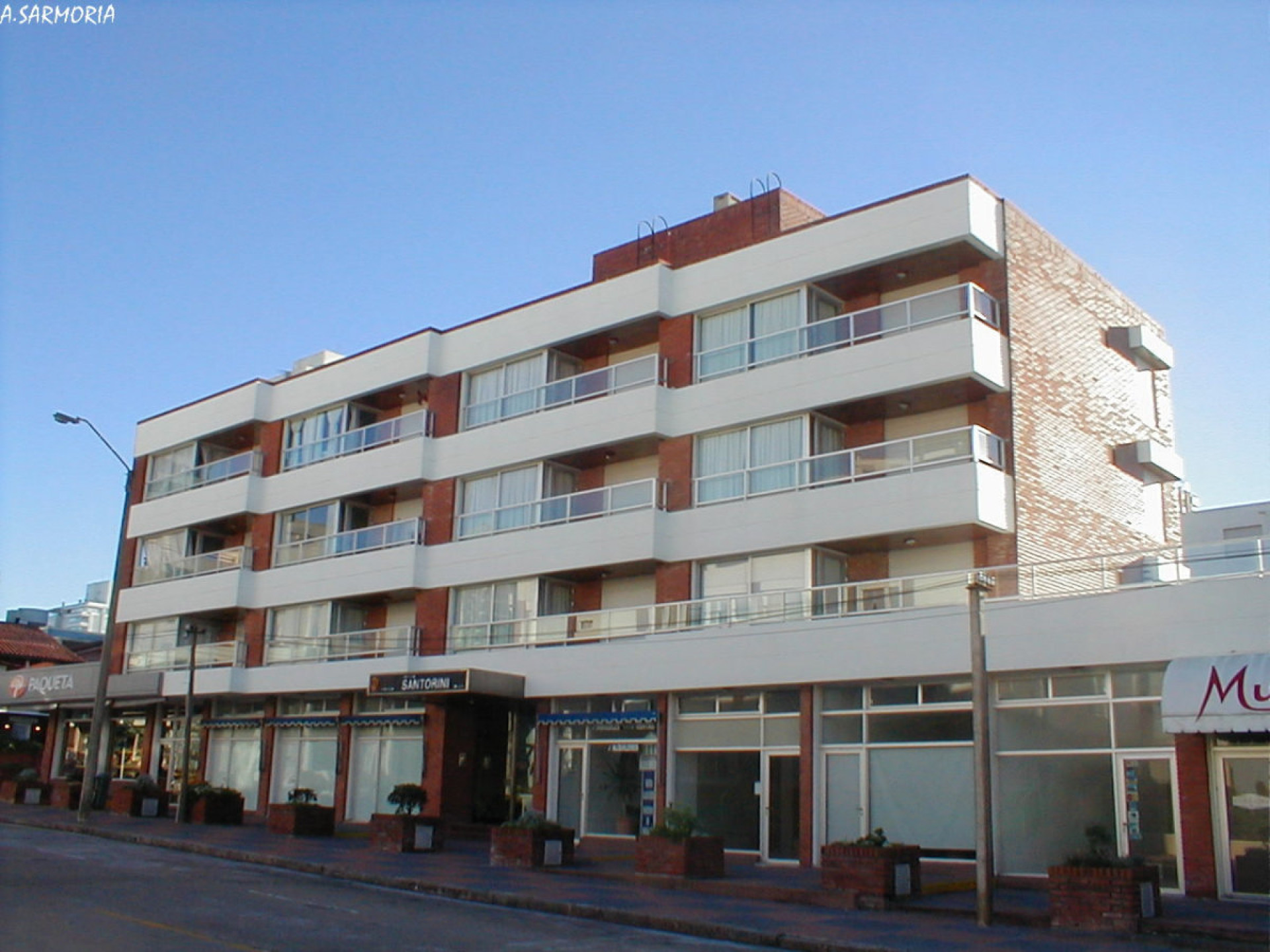 Fachada de Edificio Santorini — Península, Punta del Este